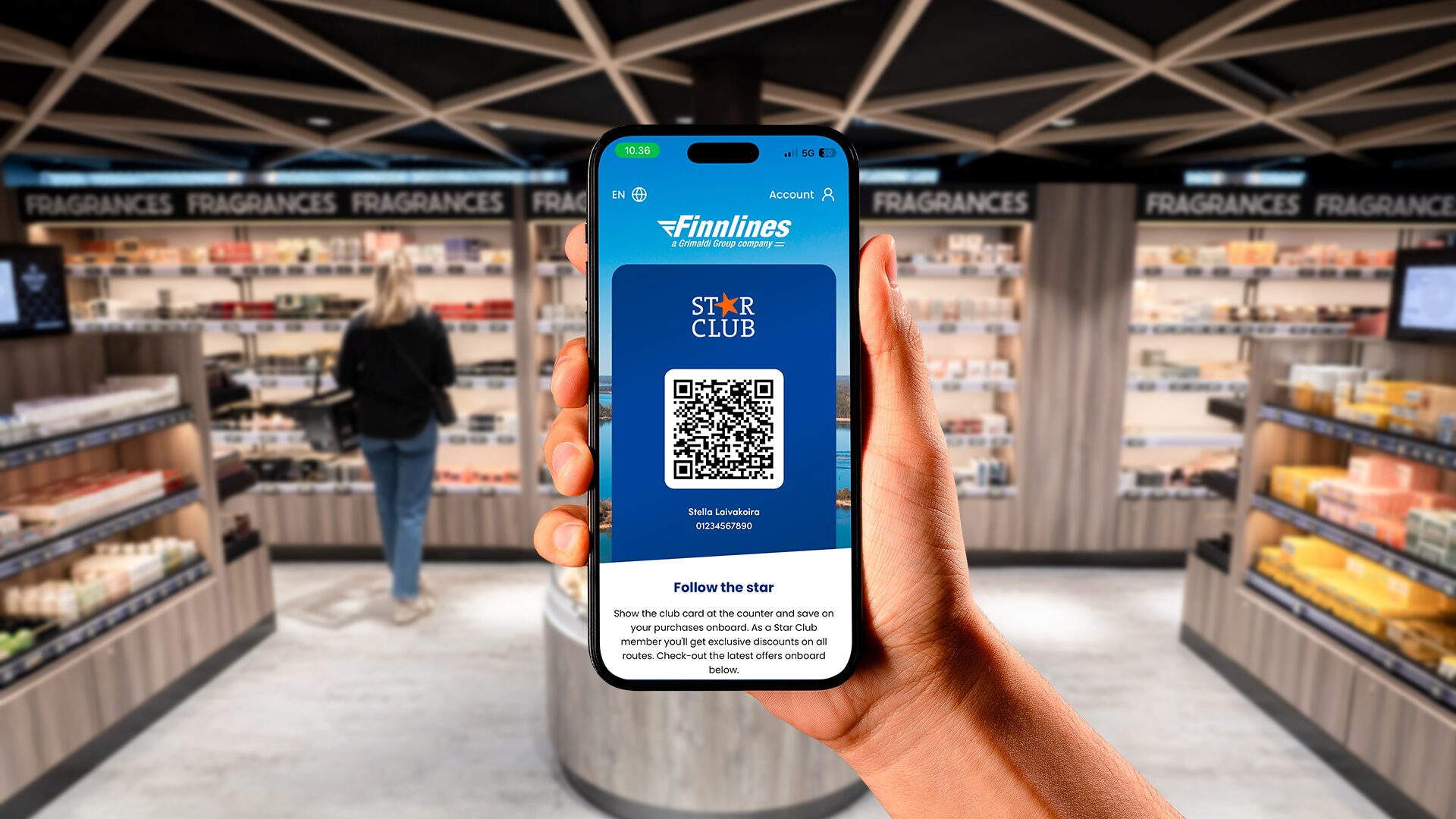 Bild på en mobil i en hand. På mobilen visas Finnlines app och ett medlemskort.  
