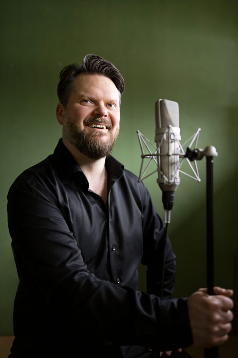 Bild på trubaduren 
Tobias Granbacka framför en mikrofon