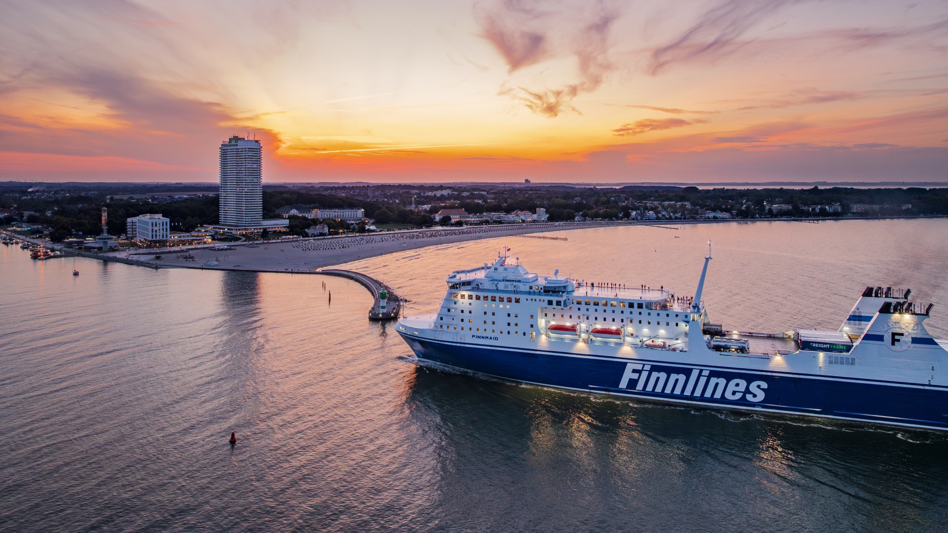 Finnlines-Fähre fährt in Travemünde ein.